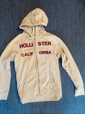 Hollister zip hoodie - Fint skick! Storlek M passar något mindre mer som S Hör av dig vid funderingar!