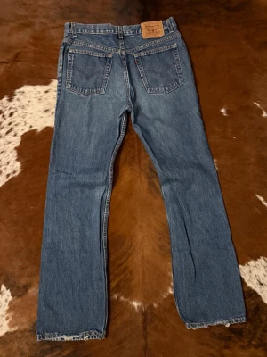 Levis 517 Bootcut - Tjena! Säljer dessa riktigt feta Levis 517 bootcut, Made in USA, byxorna är i fint skick och passar som W32/L34, hör av dig vid funderingar!🙌