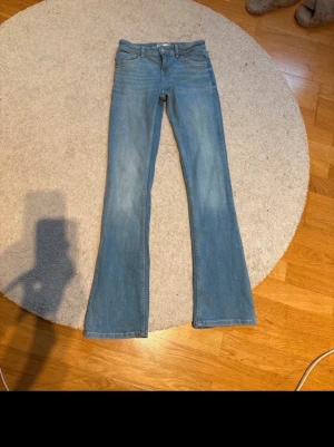 Utsvängda jeans från bershka  - Jätte fin utsvängda jeans,inte så andvända  bra för priset 