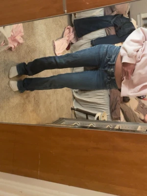 Low waist bootcut jeans från Ltb i strl 24/34 - Mörkblåa ltb jeans i storlek 24/34 men sitter som 25/34. Använt ganska mycket men skicket är bra förutom att som är lite uttöjda och sönder längst ner vid hälen pågrund av att dom var för långa på mig. Säljer pågrund av att dom inte kommer till användning längre. 