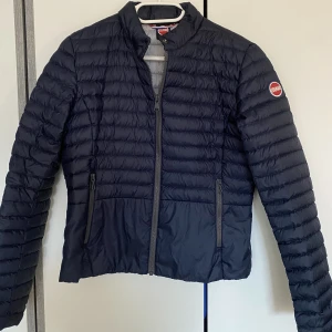 Colmar jacka  - Säljer min colmar jacka, vindjacka ganska tunn. Storlek 38. Några år gammal så har inte kvitto kvar men jätte fint skick. 