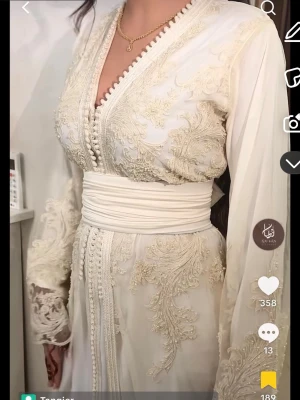 HELT OANVÄND kaftan från Marocco - Vit långklänning med vackra broderade detaljer från KaftanElegance, aldrig använt köptes för tre dagar sedan men den är för stor på mig och man kan inte returnera varor på den sidan därför säljer jag den! Köptes för 3500kr. Priset kan diskuteras. 