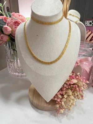 X-länk set – tidlös elegans  - Ett mycket fint och stilrent X-länk set i rostfritt stål, pläterat med 18K guld. En tidlös design som passar perfekt till alla tillfällen och outfits.  🔸 Halsbandet är 42 cm långt 🔸 Armbandet är 18 cm och har 5 cm extra för justering 🔸 Den extra länken kan enkelt tas bort om den inte behövs  ✔️ Elegant och hållbart ✔️ Passar med allt ✔️ Perfekt som present – eller till dig själv  💛 Uppgradera din stil med ett smycke som aldrig går ur tiden!