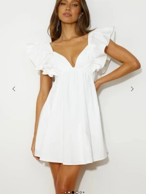 Söker!! PRETTY TIME MINI DRESS WHITE - Söker denna klänning ”Pretty time mini dress white” från Hello Molly. I storlek XS 💕