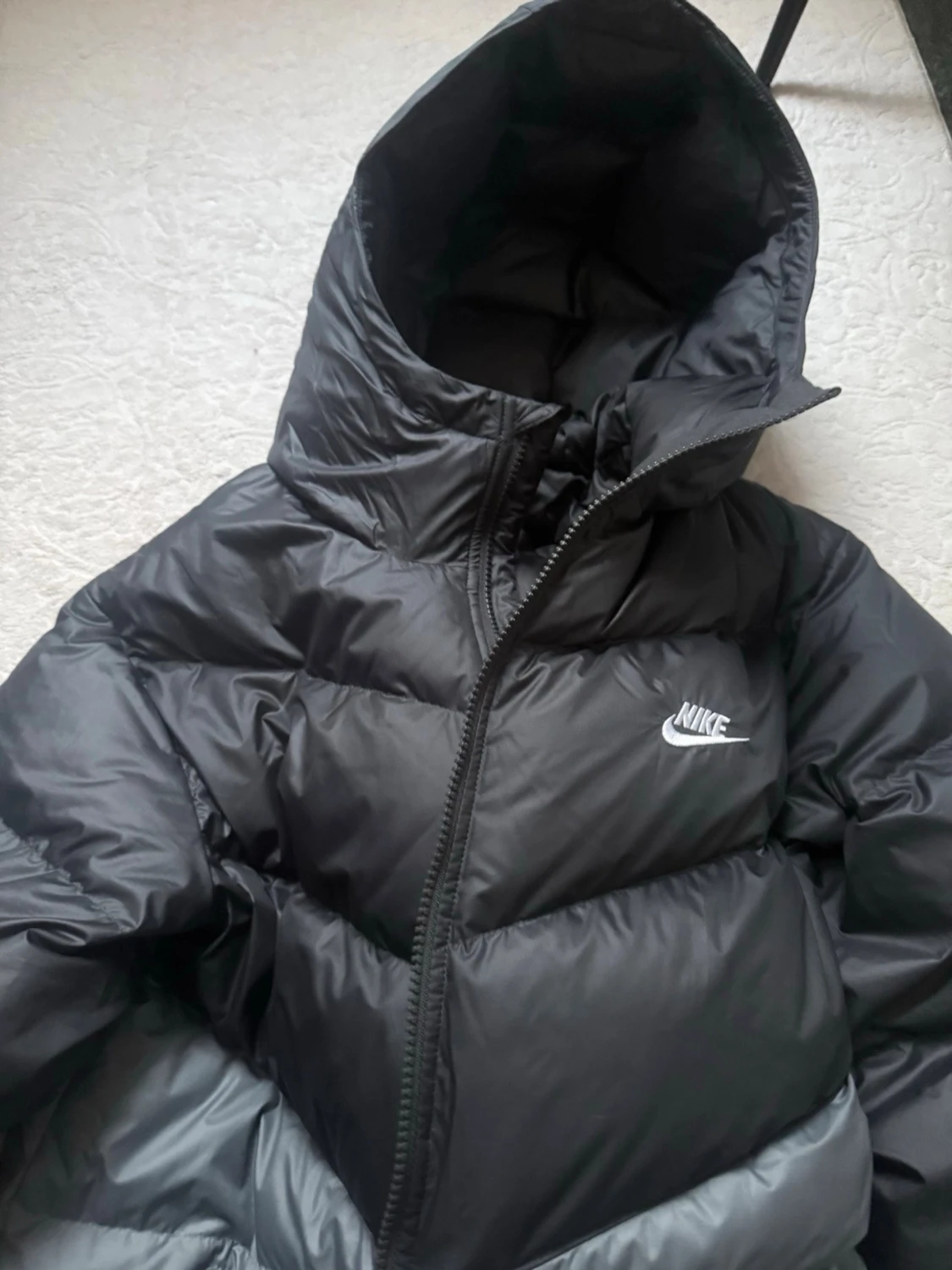 Svart lång pufferjacka från Nike - 1