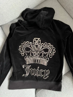 Juicy Couture hoddie - En vintage juicy couture hoodie till salu. Trycket är något slitet. Slutet på ärmen har defekter, visas på bild. Kontakta mig privat med bilder.🩷
