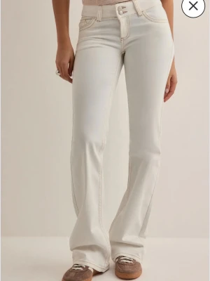 vita jenas från nelly! - säljer dessa snygga vita jeans från nelly i storlek 34, använda fåtal gånger och är i mycket fint skick. skriv för egna bilder!!💕pris kan diskuteras!