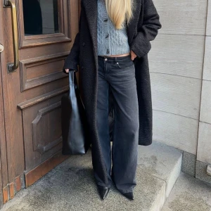 Mörkgrå wide jeans med låg midja - Snygga mörkgrå jeans med låg midja och vida ben från NA-KD! Storlek 34, har sällan använts 🩶