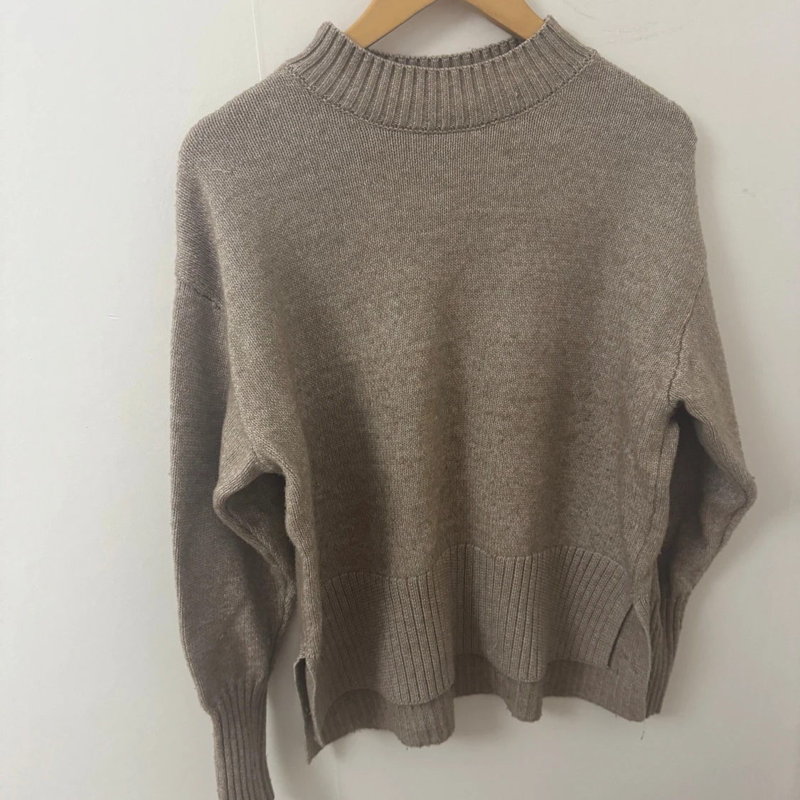 Beige stickad tröja med ribbade detaljer