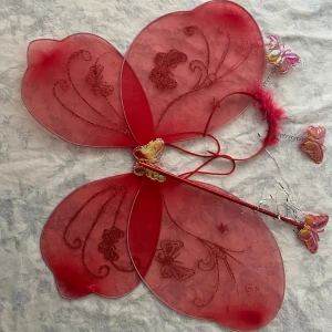 Barn Fjäril Vingar I 3 Delar med glitterdetaljer - . Materialet är syntet och polyester. 3 år +  kan inte skicka med instantbox 