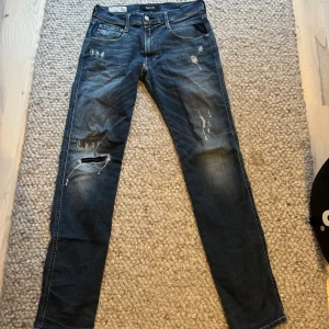 Replay Hyperflex Anbass - Säljer ett par Replay Hyperflex Anbass jeans i strl 32/32. Toppskick! Hyperflex och riktigt stretchiga och sköna, sjukt feta slitningar. Köpta nya för 2000kr. Pris ej hugget i sten!
