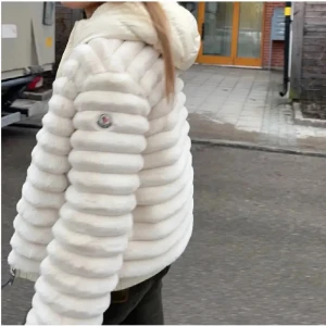 Vit pälsjacka från Moncler - Säljer denna super fina fluffiga jackan jag är osäker på om den är äkta men antar inte de då det inte står något i den därav priset men jackan är i superbra skick överlag och verkligen extremt skön, skriv gärna om ni är intresserade 🥰❤️