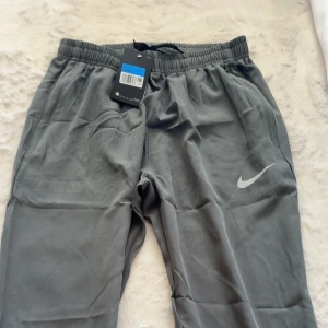 Grå Nike byxor storlek   L - Helt nya Nike träningsbyxor, fel storlek vid köp 