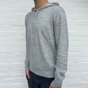 Kashmir/Merinoull Hoodie - Skitsnygg Kashmir/Merinoull Hoodie i en ljusgrå färg!🌟Storlek S, modellen är 179 lång! Endast testad, aldrig använd! Hör av dig vid intresse eller minsta fundering🙏