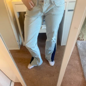 Ljusblå bootcut jeans från Pepe Jeans - Säljer ett par ljusblå jeans från Pepe Jeans med bootcut och slim passform. Jeansen har en snygg mörkblå design längst nere på benet som jag sytt själv. Använda fåtal gånger 🩷