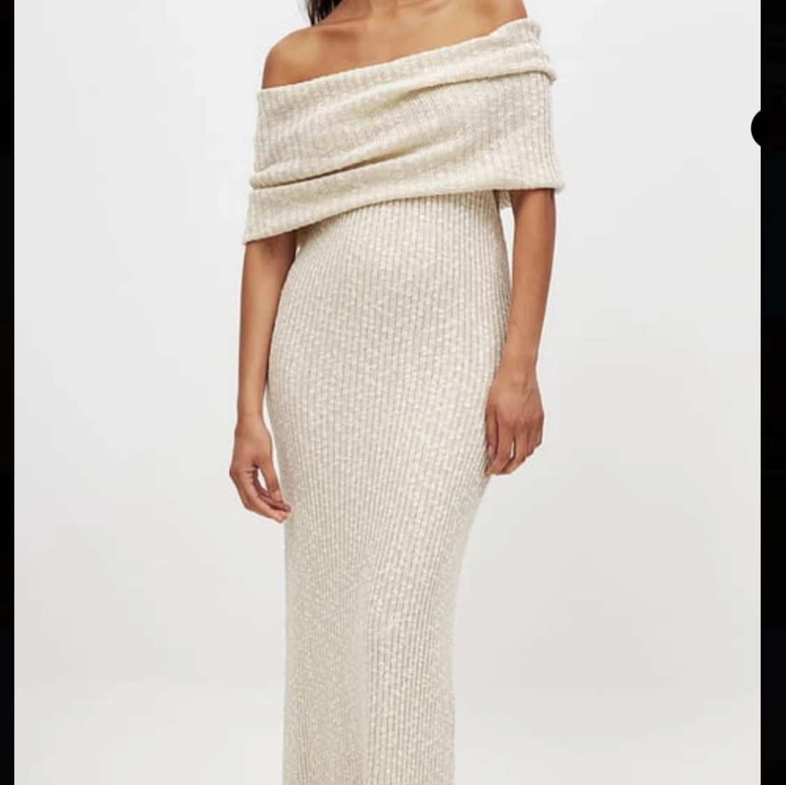 Beige ribbad offshoulder långklänning