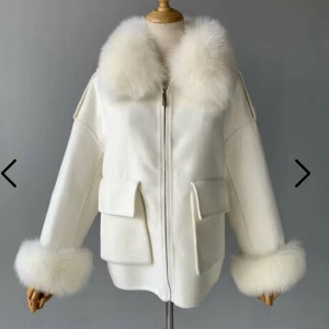 Vit pälsjacka Stephanie S - Superfin vit pälsjacka från Stephanie. Jackan har dragkedja framtill, stora fickor och en väldigt fin passform. Har använt den 3 gånger så den är i nyskick. Köpte den för 2499kr och säljer den för 1850 då den är i väldigt bra skick som sagt💕