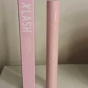 Xlash Mascara  - Xlash Lash Hero mascara i snyggt ljusrosa förpackning. Mascaran har en silikonborste som separerar och lyfter fransarna. Perfekt för dig som vill ha långa och definierade fransar. Helt ny inte ens öppnad.