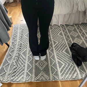 Svarta bootcut jeans från Vero Moda XS - Säljer ett par svarta jeans från Vero Moda i modellen bootcut. Byxorna har en klassisk femficksdesign, normal passform över låren och lätt utsvängda ben. Tillverkade i stretchigt denimtyg för en bekväm känsla. Perfekta för dig som gillar en tidlös look.