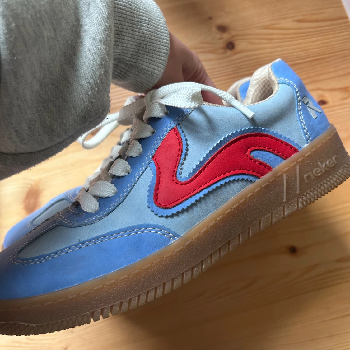 Blå sneakers från Rieker med röd detalj