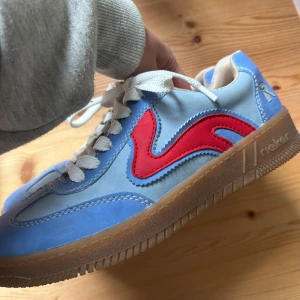Blå sneakers från Rieker med röd detalj - Skitsnygga blåa sneakers från Rieker🌷        Endast använda en gång, så i nyskick. Bekväm sula inuti. Nypris 800