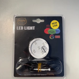 LED Light Grace Mate Poppy RGB USB - Ny LED-lampa från Poppy, RGB-färger, USB-anslutning och 12/24V kompatibel. Perfekt för dekorativ belysning, t.ex. i bilen eller hemmet. Produkten är i originalförpackning och helt oanvänd, utan synliga defekter eller slitage.