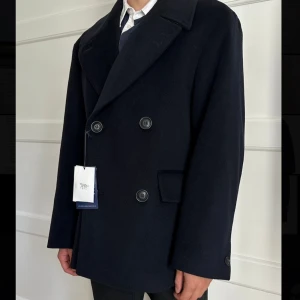 Tiger of Sweden peacoat  - Säljer denna peacoaten från Tiger of Sweden i storlek 48/M. Helt nytt skick med prislapp på. Säljs pga storleken är för stor. Jag är 177cm och väger 70kg. Ord pris 6499kr. 