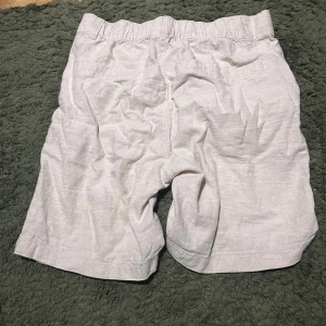Beige linne-shorts med knapp - Snygga beige shorts från Zara i linne med klassisk passform. De har elastisk midja, knapp och dragkedja framtill samt sidofickor. Perfekta för varma dagar och ger en chill och fräsch vibe till din outfit.
