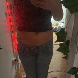 tommy hilfiger jeans  - säljer mina ljusblåa jeans från tommy hilfiger, lågmidjade och utsvängda andvänt de ca 5 ggr!! pris går o diskuteras!💕💕