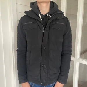 J.Lindeberg jacka - Säljer denna riktigt snygga field jacket från J.Lindeberg! Den är i mycket bra skick utan några defekter, storlek M och sitter true to size jag på bilderna är 184 cm och väger 81 kg och den sitter bra på mig, den är lagomt tjock så den passar bra på både hösten och vintern, hör gärna av dig vid frågor!