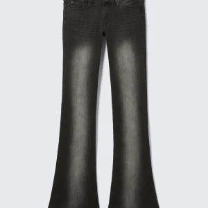 Svarta bootcut jeans - Jätte snygga svarta jeans med bootcut från Cheap monday. Aldrig använda. Prislappen sitter kvar. Storlek W27/L30, passar storlek S/M💞