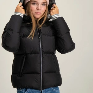 SVART GIRLS DOWN JKT - TJEJ - Intresse koll på min colmar jacka slutsåld. (Storleken är 16 år 172) men passar en som är 165 väldigt bra också ) Svart dunjacka med huva från Colmar. Dragkedja finns framtill och på sidan om den finns två fickor med dragkedja. Märkets logga sitter på en gummipatch och den är placerad på ena ärmen. Vadderingen består av 90% dun och 10% fjäder. Denna jacka håller dig varm även under de allra kyligaste dagarna i vinter.  ( används fåtal gånger) 