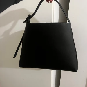 Mango väska mini - Helt ny utan prislapp! Mått: 27cm i längd & 21/22cm i höjd! 