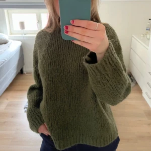 Stickad tröja - Fin stickad tröja ifrån Zara. Fin höstigfärg och mycket bra skick!