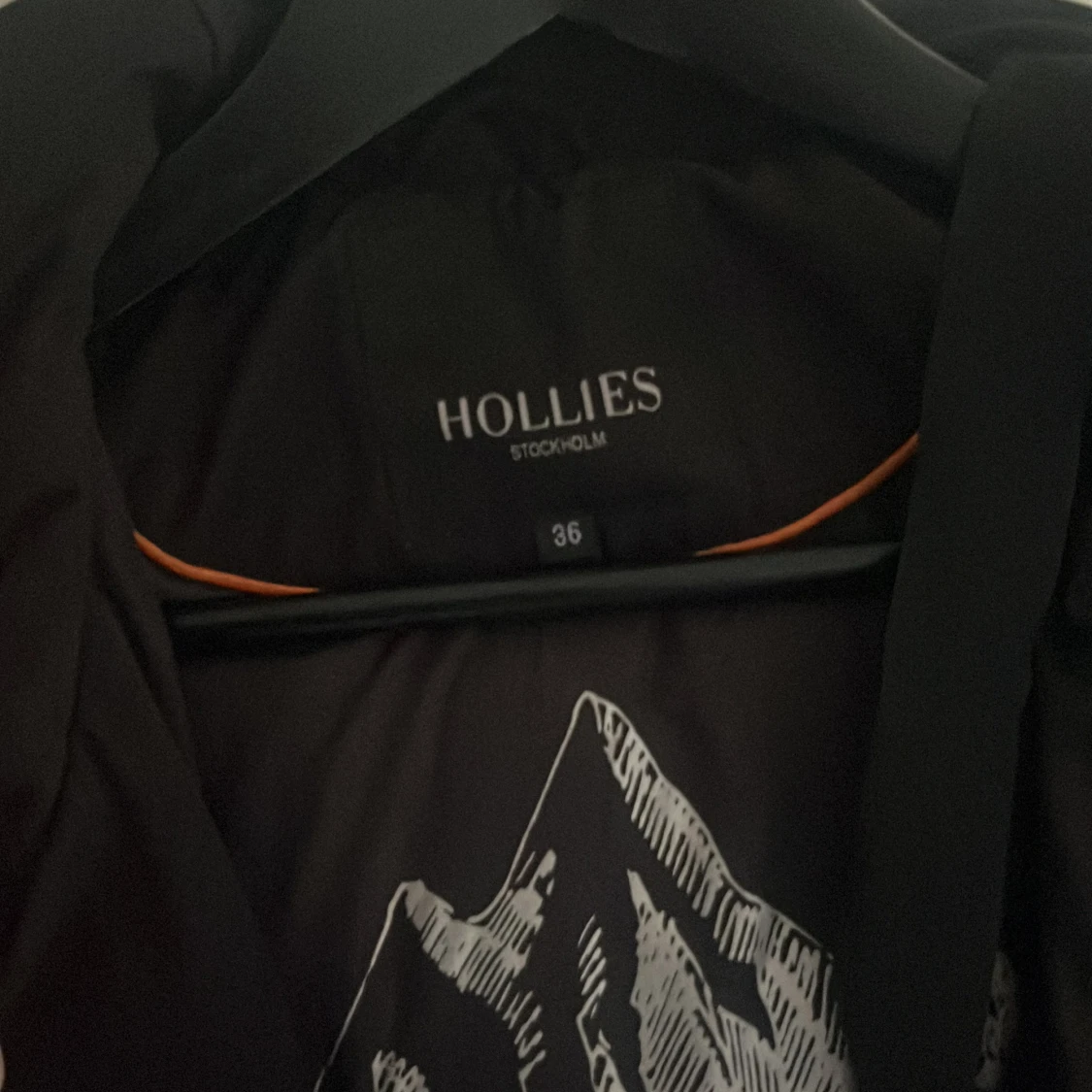 Svart dunjacka med päls från Hollies - 3