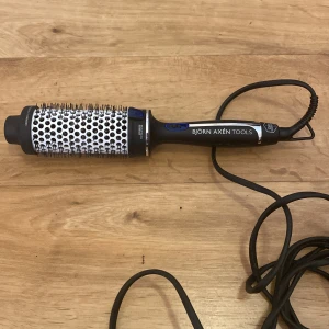 Björn Axén Värmeborste - Professionell varmluftsborste från Björn Axén Tools och OBH Nordica. Utrustad med keramisk och turmalinbeläggning för skonsam styling. Synligt i gott skick, mindre spår av användning. Perfekt för att skapa volym och glans i håret. Kan gå ner lite i pris om man vill köpa :)