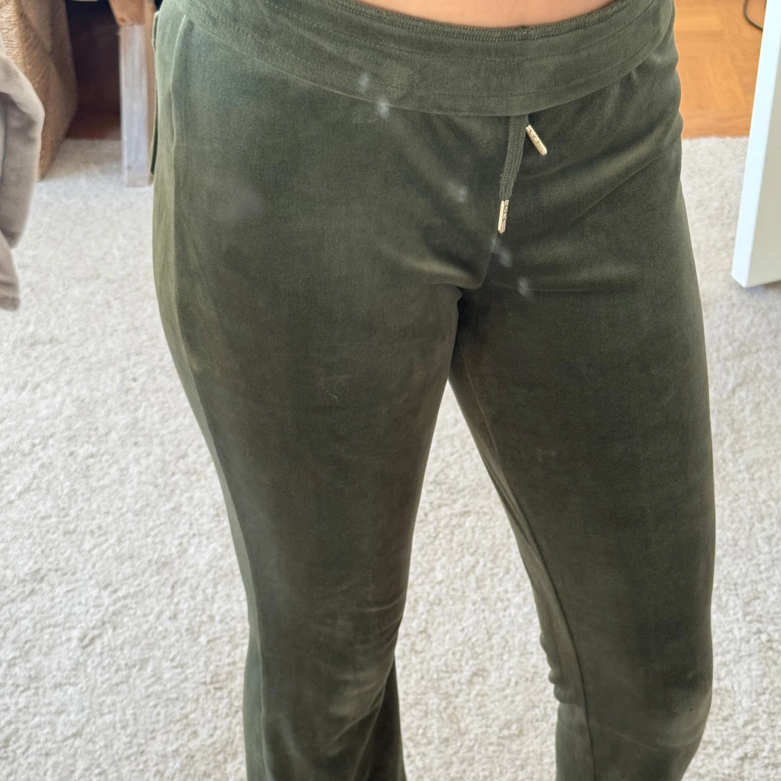 Olivgröna mjukisbyxor med snörning