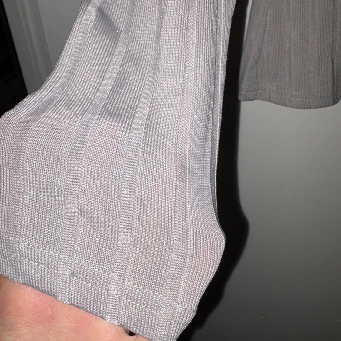 Grå ribbad långärmad topp - 1