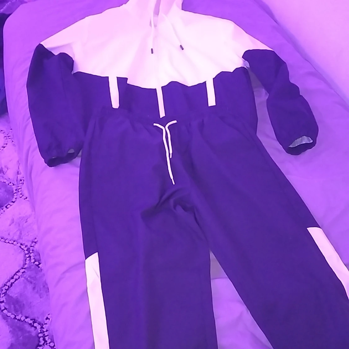 Svart och vit vindjacka med huva - 1