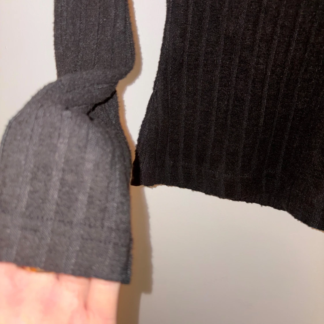 Svart ribbad långärmad topp  - 1