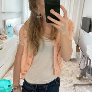 Kortärmad kofta - Stickad kortärmad kofta som aldrig använts 