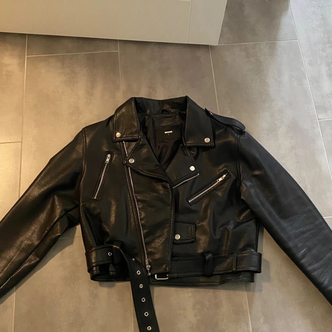 Svart skinnjacka från Bik Bok oanvänd  - 1