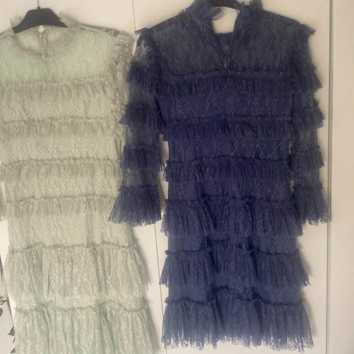 Marinblå spetsklänning By Malina  - 1