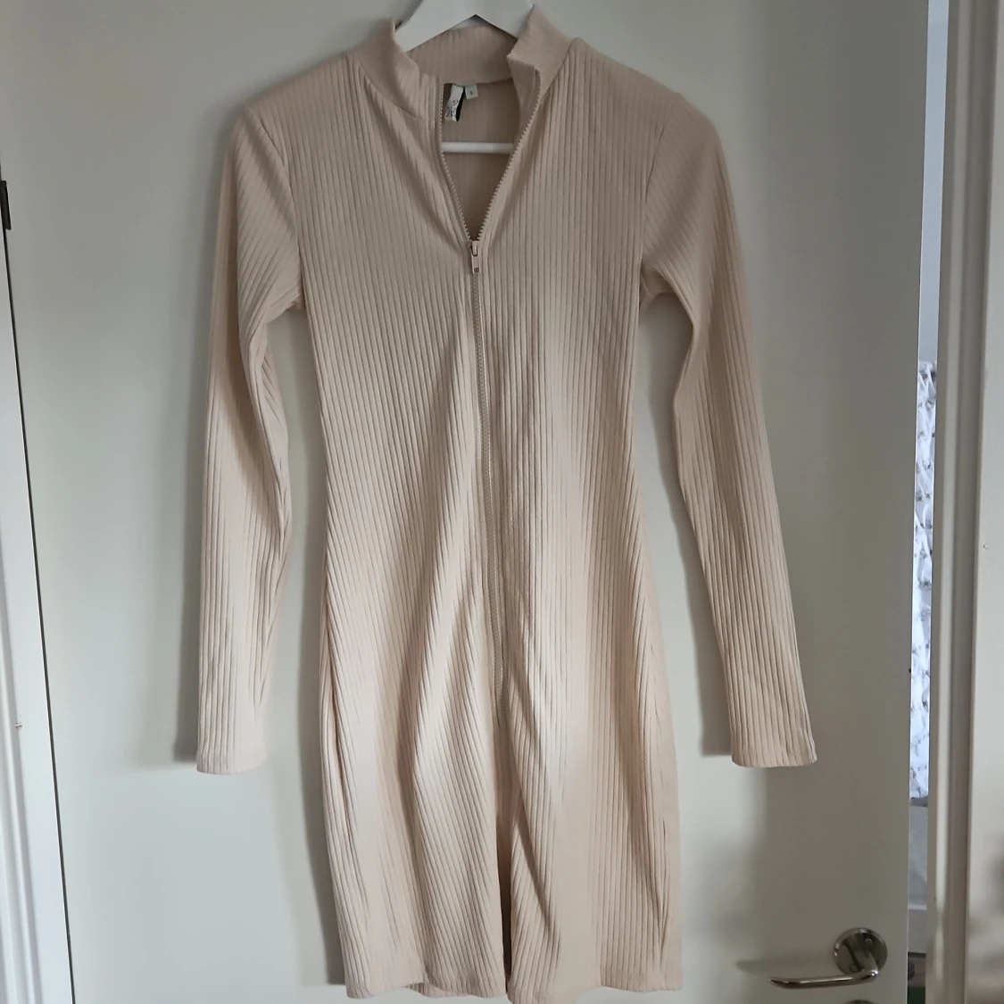 Beige ribbad kortklänning med zip