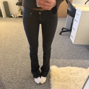 Low waist bootcut jeans svarta - Supersnygga bootcut jeans som är väldigt Lågmidjade💕 är i första hand från Grunt 💕har ett litet hål i en söm som kan sys igen på några sekunder. Är 164 cm som preferens