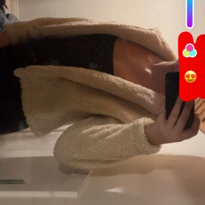 Beige teddyjacka med dragkedja - Mysig och trendig beige teddyjacka med dragkedja framtill. Jackan har en oversized passform och är tillverkad i fluffigt teddy-material som håller dig varm och ger en cool look. Perfekt att slänga på sig över en hoodie eller t-shirt.
