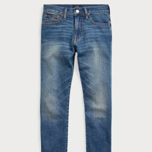 Polo Ralph lauren jeans slim sullivan - Snygga blå jeans från Polo Ralph Lauren, modell The Sullivan Slim. Jeansen har en klassisk femficksdesign, gul kontrastsöm och är tillverkade i mjukt denimtyg. Passformen är slim. Rekommender att man är runt 160-170 cm lång för bäst passform. Nypris är 1100kr.