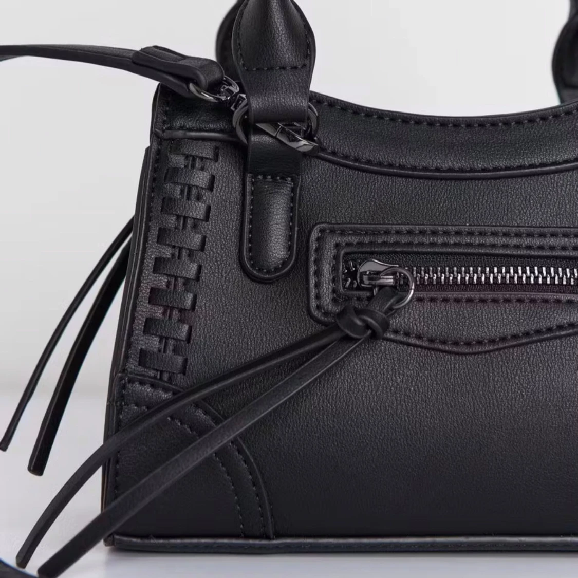 Svart handväska med dragkedja - 1