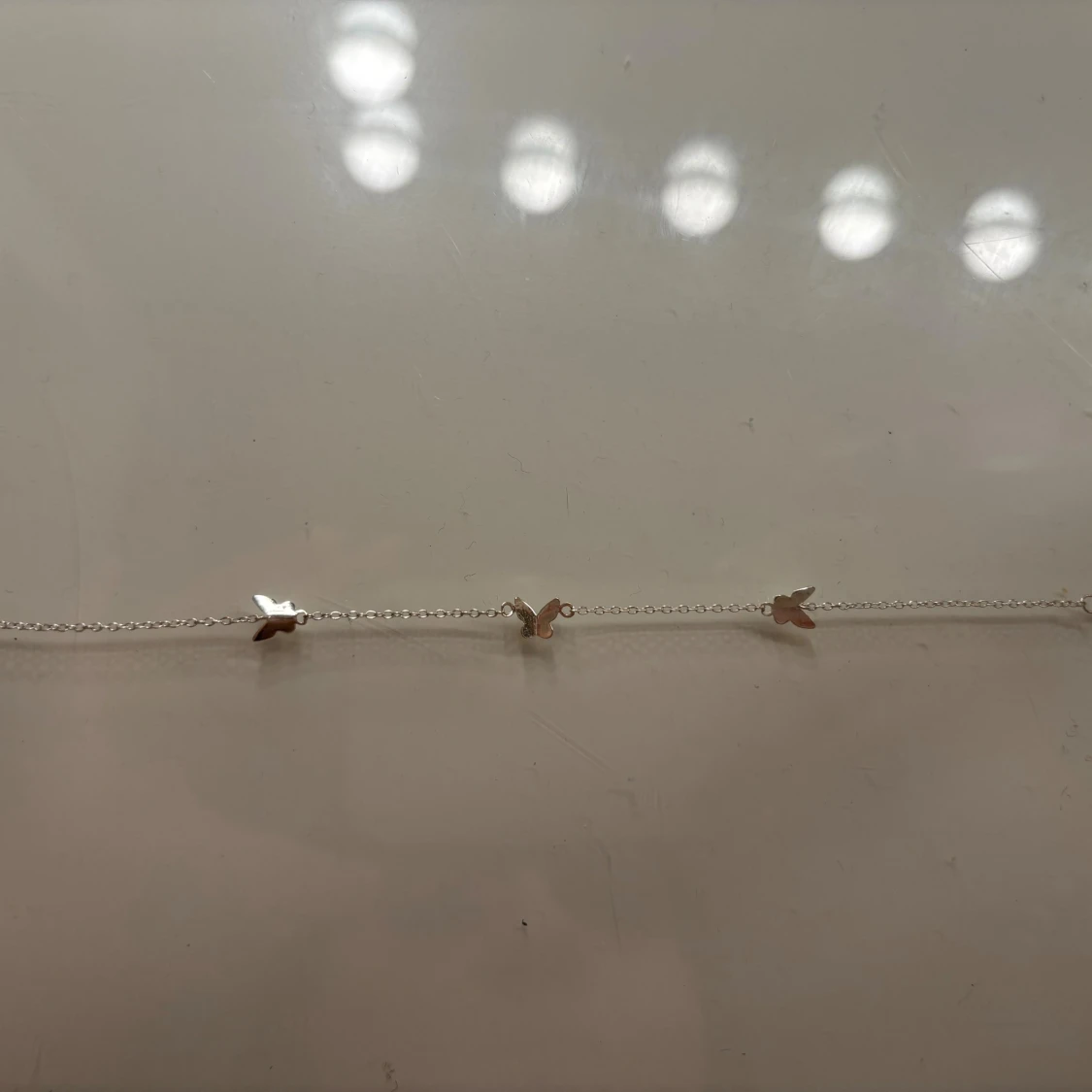 Silverarmband med små fjärilar