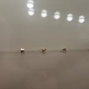 Silverarmband med små fjärilar - Ett tunt och stilrent armband i silverfärg med små fågelformade hängen längs kedjan. Perfekt för dig som gillar minimalistiska smycken med en söt detalj. Lätt att matcha med andra accessoarer och passar till alla tillfällen.